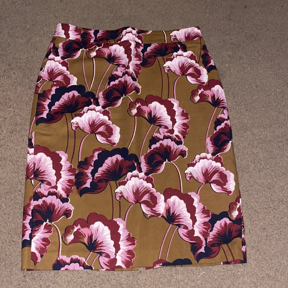 ANN TAYLOR floral size 8 pencil skirt lined and a back invisible zipper